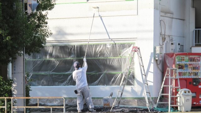 外壁塗装を施工している様子