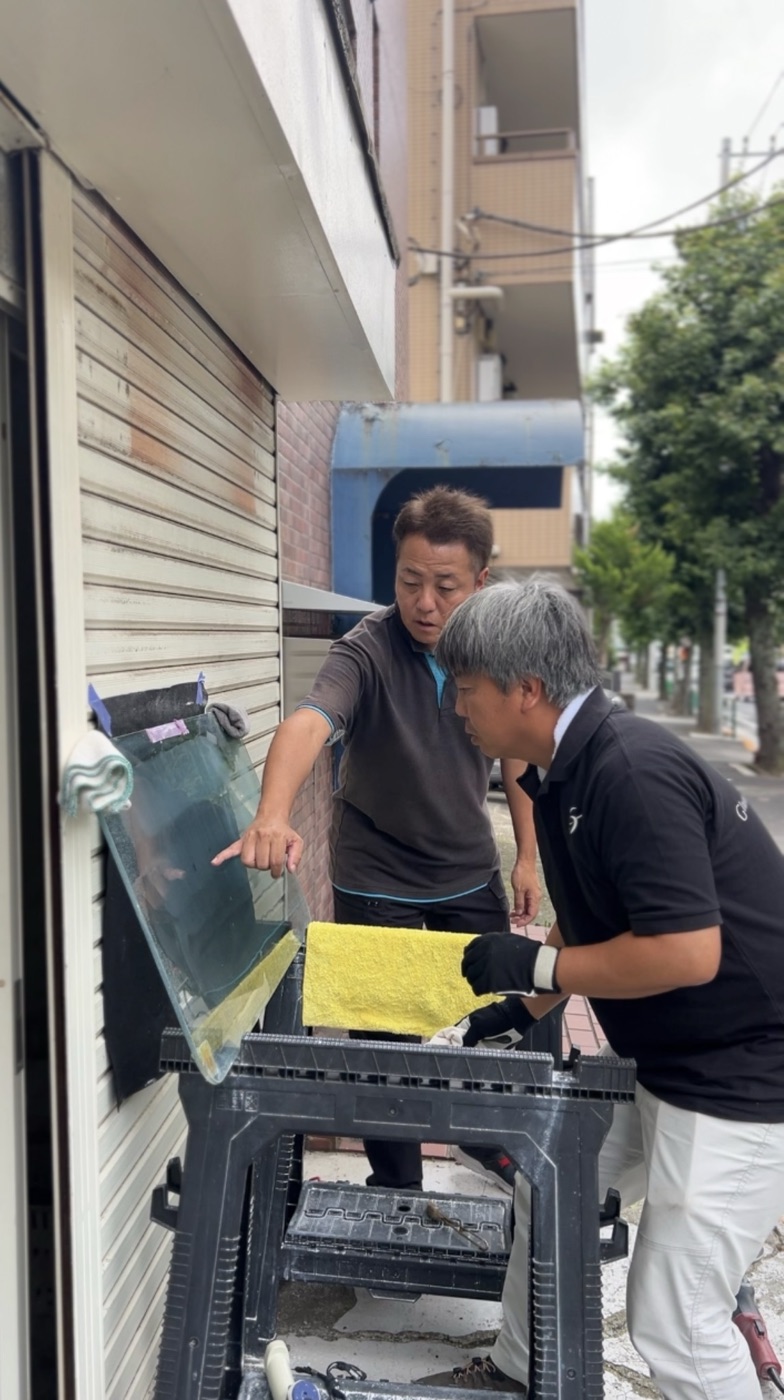 講師が受講生を指導する様子