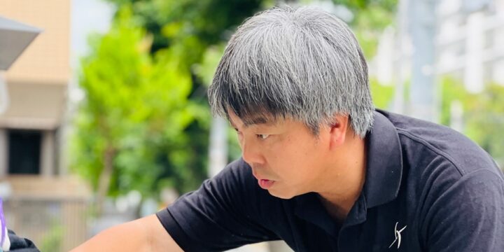 ガラス再生研磨講座を受講する40代男性
